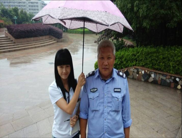 李賀蘭同學(左)在練膽行動中采訪學校保安謝文干(右).jpg