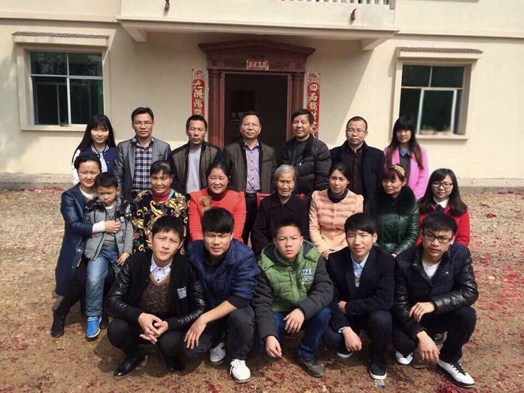 6室內(nèi)設計班溫晶（三排右一）曬全家福.jpg