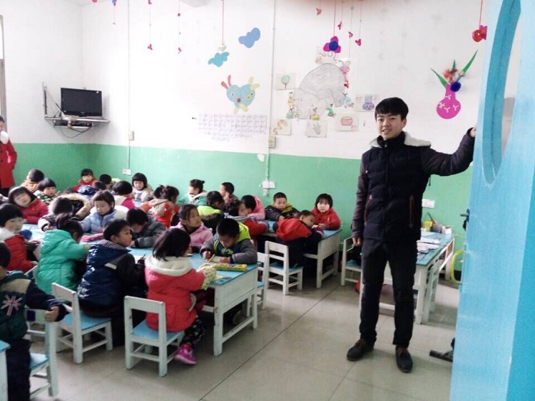 3室內(nèi)設計班馮晟 在幼兒園做小老師.jpg
