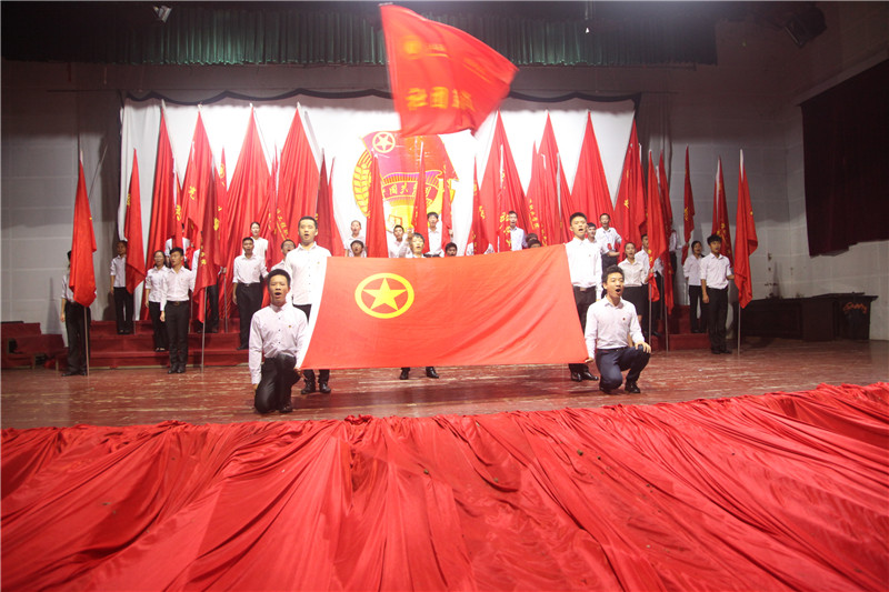 出團(tuán)旗，齊唱團(tuán)歌.JPG