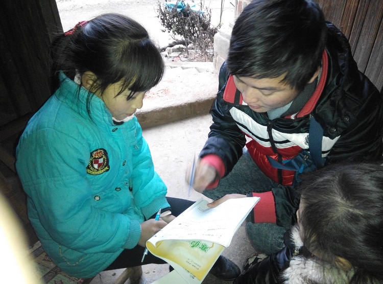 5室內(nèi)設計班江德翔在輔導留守兒童做寒假作業(yè).jpg