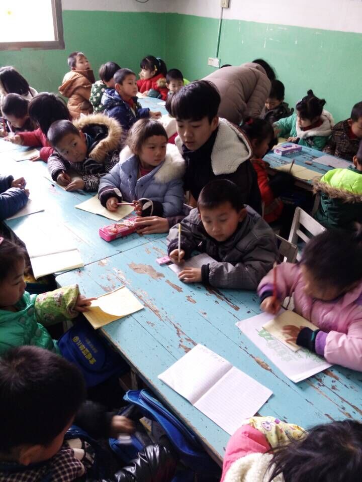 4室內(nèi)設計班馮晟 在幼兒園做小老師.jpg