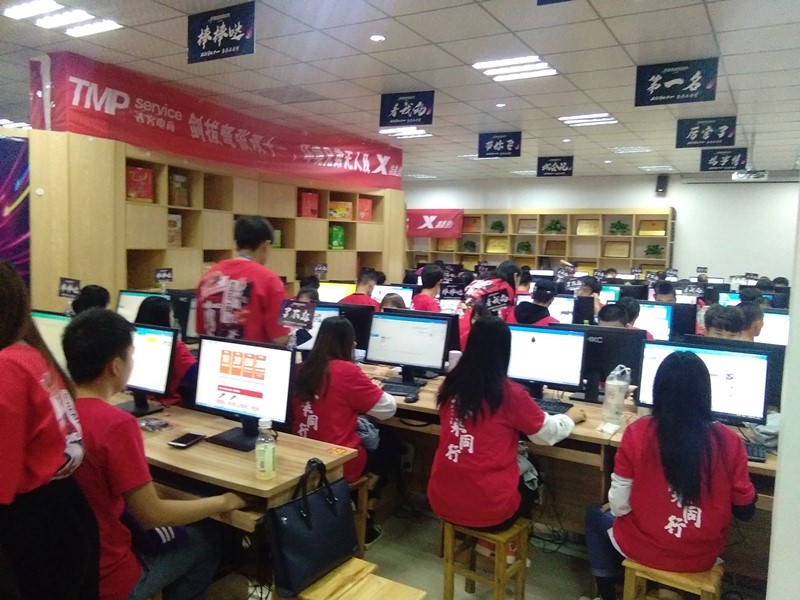 展示廳內(nèi)熱火朝天 (8513)_wps圖片_副本.jpg