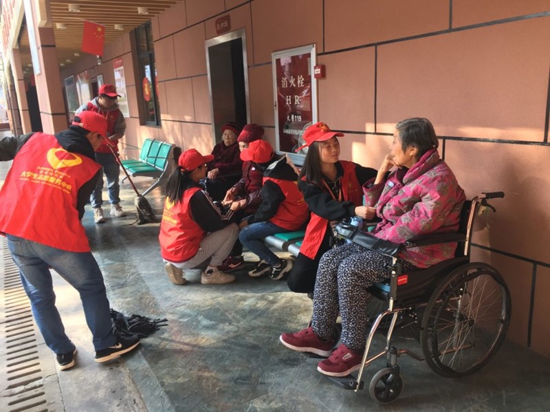 溫情送進(jìn)敬老院，服務(wù)溫暖老人心 (2)_wps圖片.jpg