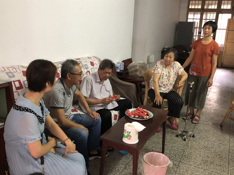 走訪慰問老黨員_副本.jpg