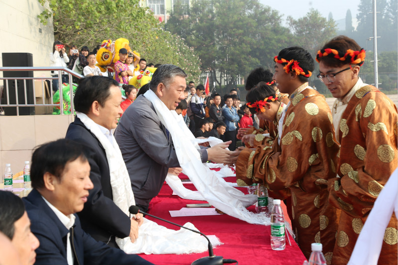 6.藏族學(xué)生學(xué)院領(lǐng)導(dǎo)獻哈達.JPG