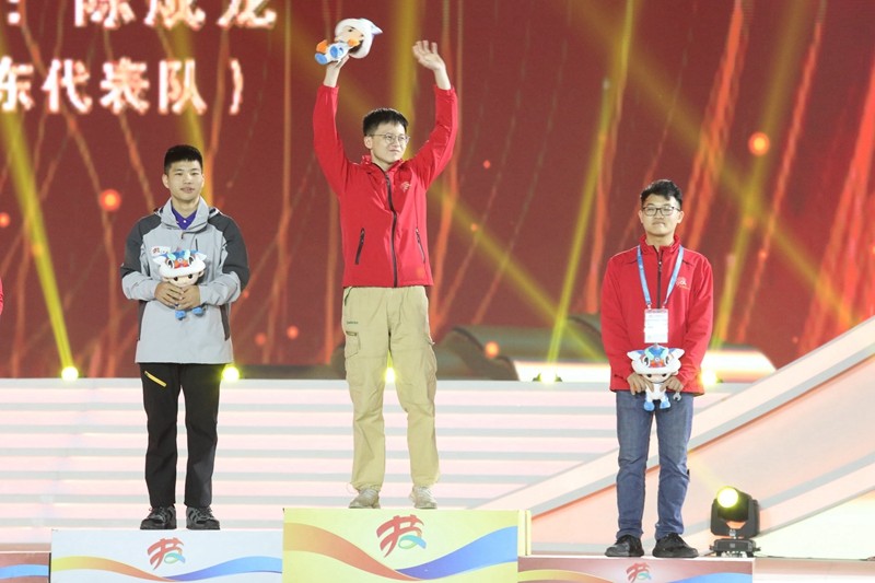 1、李德鑫奪得金牌（中），彭洪君奪得銀牌（左）.jpg
